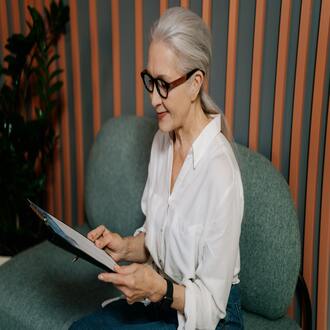 Modern curriculum vitae vs. traditional: which works better for your sector? - cv creation