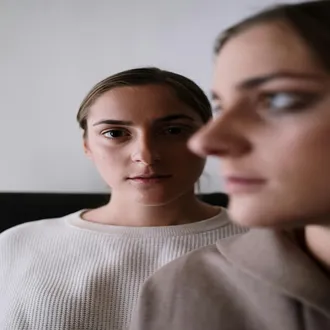 Silent authority: how clothing and body language speak before you do - techniques persuasion manipulation