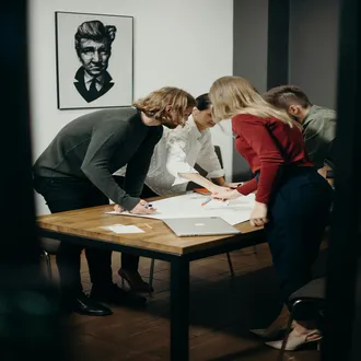 Theatrical improvisation techniques applied to business public speaking